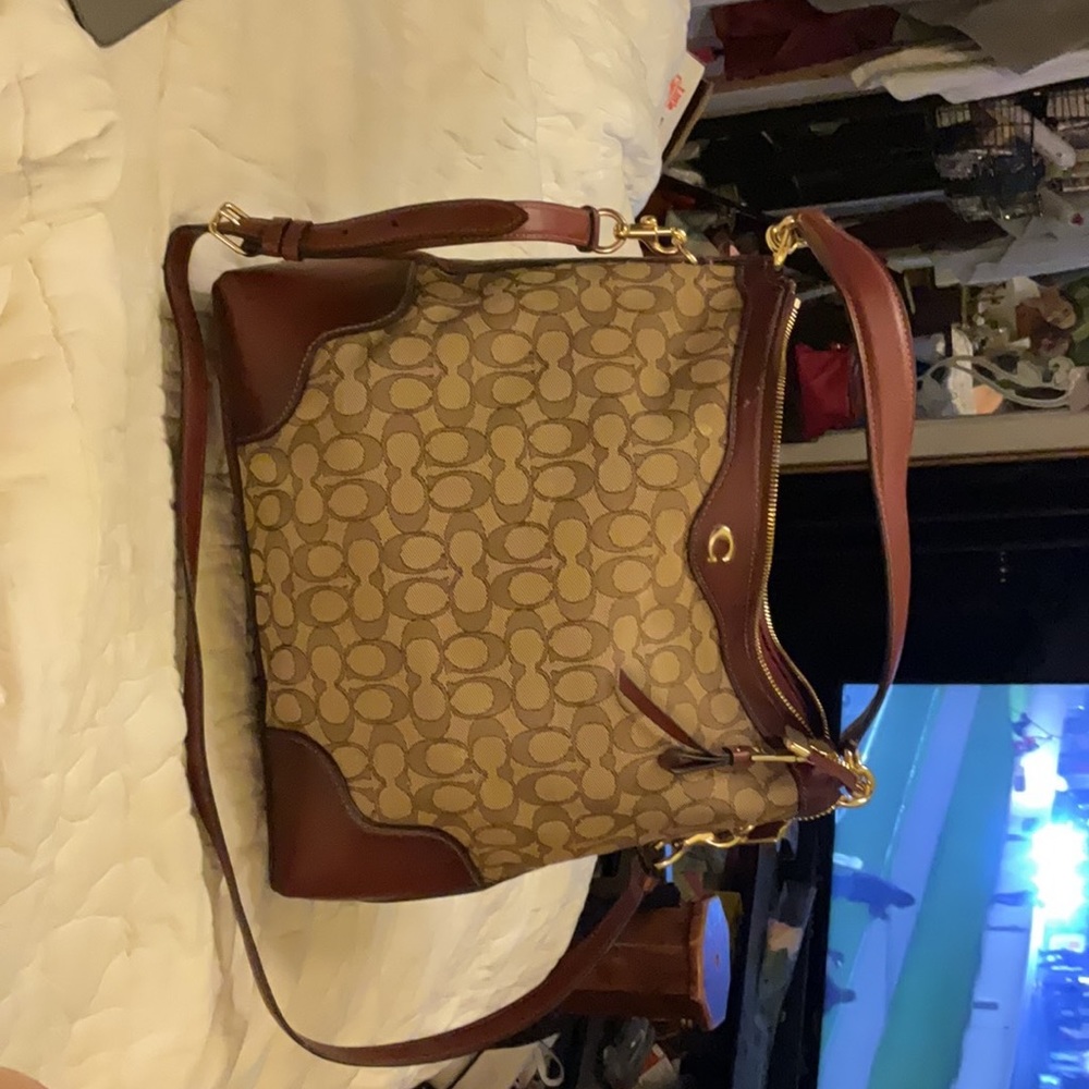 Gorgeous coach signature purse (never used) - Picture 3 of 3